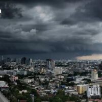 In weiten Teilen Thailands wird es heute am Mittwoch erneut zu Gewittern mit böigen Winden und vereinzelten heftigen Regenfällen kommen, da im oberen Teil des Landes südöstliche und südliche Winde zusammentreffen, teilte das thailändische Wetteramt heute Morgen mit.
