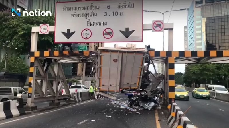 Das Warnschild einer Höhenbegrenzung in Bangkok erwies sich als wirkungslos, da heute, am Donnerstagmorgen, innerhalb weniger Stunden zwei Lastwagen, die höher als die Begrenzung waren, die Höhenbegrenzung rammten und ein Verkehrschaos in Bangkok auslösten.