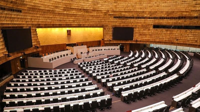 Die bevorstehenden thailändischen Senatswahlen haben den Verdacht einer möglichen Manipulation geweckt. Während einer Podiumsdiskussion äußerte die außerordentliche Professorin Prinya Thaewanarumitkul von der juristischen Fakultät der Thammasat-Universität Bedenken hinsichtlich der Legitimität der Abstimmungsergebnisse und prognostizierte, dass die Frist für die Veröffentlichung der Ergebnisse der Wahlkommission (EC) am 2. Juli wahrscheinlich nicht eingehalten werden.