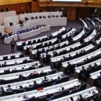 Von den insgesamt 48.117 Bewerbern, die bei dieser beispiellosen Wahl für insgesamt 200 Senatoren antraten, waren 2.021 entweder gegenwärtig als Mitglieder einer politischen Partei registriert oder hatten es versäumt, ihr Stimmrecht bei früheren Wahlen auf Bezirks- oder Provinzebene bzw. auf nationaler Ebene wahrzunehmen und wurden daher umgehend als Kandidaten für den Senat disqualifiziert.