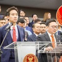 Mehrere Abgeordnete der Move Forward Partei in Thailand stehen an einem politischen Scheideweg, da die Gefahr einer Parteiauflösung groß ist, so Parteichef Chaithawat Tulathon. Das Verfassungsgericht wird voraussichtlich heute (12. Juni) sein Urteil zu den Vorwürfen verkünden, dass Move Forward durch den umstrittenen Versuch, Paragraph 112 des Strafgesetzbuchs zur Majestätsbeleidigung zu ändern, die nationale Ordnung untergraben wollte.