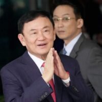 Anhänger der Rothemden-Bewegung werden sich morgen früh vor dem Strafgericht versammeln, um ihre Unterstützung für den ehemaligen Premierminister Thaksin Shinawatra zu bekunden, der die Entscheidung der Generalstaatsanwaltschaft (OAG) in einem gegen ihn angestrengten Verfahren wegen Majestätsbeleidigung anhören muss.