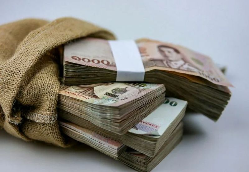 Der thailändische Baht stieg gestern (6. Juni) auf ein Zweiwochenhoch und übertraf 36,5 zum Dollar , was einen starken kurzfristigen Anstieg darstellt . Die Kiatnakin Phatra Financial Group (KKP) hat jedoch eine Warnung vor einer möglichen Abwertung der Währung herausgegeben und diese auf anhaltende strukturelle Probleme in der thailändischen Wirtschaft zurückgeführt.