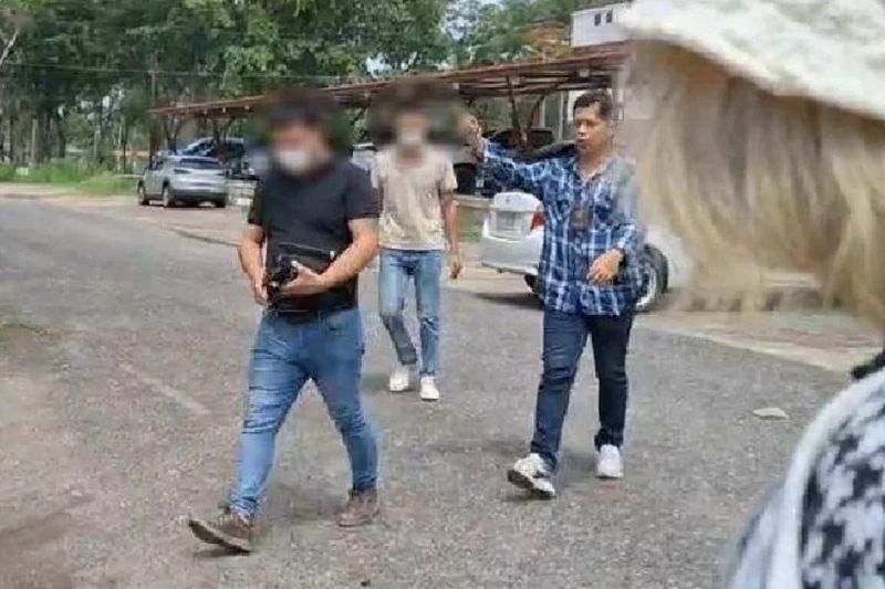 Zwei Chinesen stellten sich am Montag der Polizei, nachdem sie in einem Restaurant in der östlichen Provinz Prachin Buri eine Kellnerin sexuell belästigt hatten. Die chinesischen Verdächtigen versuchten angeblich, das Gerichtsverfahren mit einer Million Baht zu beenden.