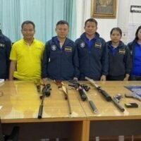 Die Cyber- Polizei führte gestern an vier Standorten in drei Provinzen Razzien durch , wobei sie ein Netzwerk zum Online-Waffenverkauf ausschaltete und eine erhebliche Menge illegaler Schusswaffen und Modifikationsgeräte beschlagnahmte