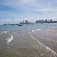 Die Behörden der Stadt PATTAYA erklärten, dass die Färbung des Meerwassers in der Bucht von Pattaya darauf zurückzuführen sei, dass Abwasser aus einer Kläranlage mehrere Stunden lang übergelaufen sei und nicht auf eine Ölpest, wie befürchtet wurde, berichtete die Zeitung Naewna am Sonntag (16. Juni).