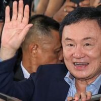 Das Büro des Generalstaatsanwalts wird die Gerichtsverhandlungen über eine Majestätsbeleidigungsklage gegen den De-facto Vorsitzenden der Pheu Thai Partei, Thaksin Shinawatra, wahrscheinlich nächste Woche verschieben, sagte eine parteiische Quelle am 11. Juni.