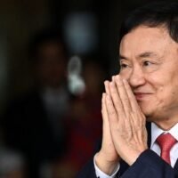 Demonstranten haben die Königlich Thailändische Armee aufgefordert, einen möglichen Antrag des ehemaligen Premierministers Thaksin Shinawatra auf Kaution abzulehnen. Thaksin soll nächste Woche mit Staatsanwälten zusammentreffen, um sich zu den Anklagen wegen Majestätsbeleidigung und Computerkriminalität zu äußern.
