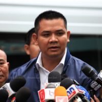 Laut den Abgeordnetem ist die Öffentlichkeit mit der bloßen Ankündigung der Wiedereinstellung des außer Gefecht gesetzten Chefs der Polizei nicht zufrieden. Der demokratische Abgeordnete Chaichana Detdecho, Vorsitzender des Polizeiausschusses des Repräsentantenhauses, sagt, die Öffentlichkeit wolle mehr Einzelheiten über die Ermittlungen zu den Zwietracht innerhalb der Polizei.