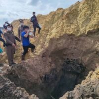 Die Polizei hat am Montag im Bezirk Ban Khai in Rayong vergrabene Aluminiumablagerungen entdeckt. Nach Angaben eines stellvertretenden Polizeichefs hat die Polizei in den Provinzen Ayutthaya, Chon Buri, Nakhon Ratchasima, Phetchabun und Rayong gefährliche Abfälle ausgegraben, die illegal entsorgt oder vergraben wurden.