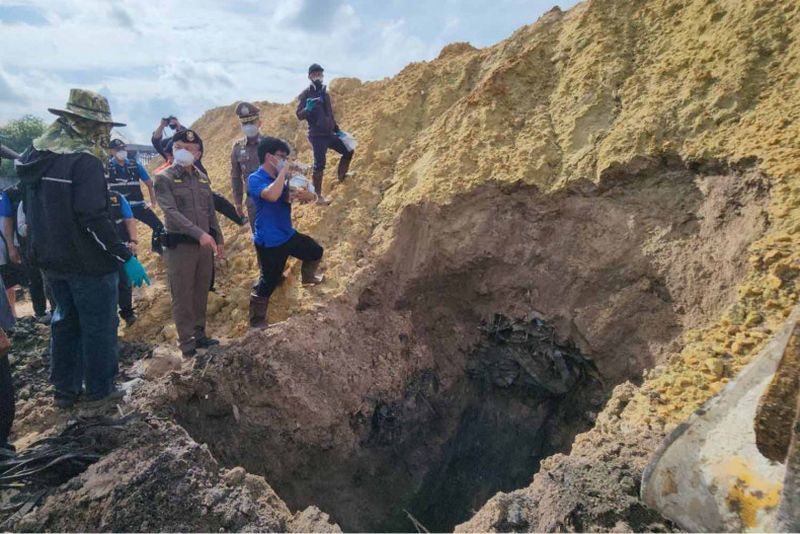Die Polizei hat am Montag im Bezirk Ban Khai in Rayong vergrabene Aluminiumablagerungen entdeckt. Nach Angaben eines stellvertretenden Polizeichefs hat die Polizei in den Provinzen Ayutthaya, Chon Buri, Nakhon Ratchasima, Phetchabun und Rayong gefährliche Abfälle ausgegraben, die illegal entsorgt oder vergraben wurden.