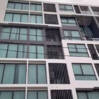 Ein Amerikaner stürzte gestern früh (4. Juni) aus dem siebten Stock eines Hotels in Pattaya in den Tod, während ein Russe gestern Mittag aus dem 29. Stock eines 35-stöckigen Wohngebäudes in den Tod stürzte, berichteten TV Channel 7 und Amarin TV.