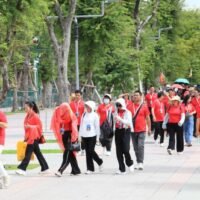 Das Tourismus- und Sportministerium hat gegen die illegale Reiseunternehmen ermittelt, die extrem billige Pauschalreisen anboten, und zehn von ihnen zur Schließung gezwungen. Viele Reisebüros gaben an, dass diese Graumarktunternehmen bereits 50 Prozent der chinesischen Reisegruppen in Thailand stellen.