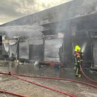 Am frühen Dienstagmorgen wütete ein Feuer auf einem Tiermarkt im Bezirk Chatuchak und vermutlich kamen Tausende Tiere ums Leben, darunter viele teure exotische Arten. Das Bezirksbüro von Chatuchak berichtete, dass das Feuer gegen 4:10 Uhr auf dem Sri Somrat Markt ausbrach, wo sich auf einer Fläche von 1.400 Quadratmetern 118 Tierhandlungen befanden. Der Markt liegt hinter dem Einkaufszentrum JJ Mall an der Kamphaeng Phet 3 Road.