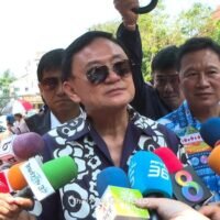 Dass Thaksin Shinawatra auf Kaution freigelassen wurde, ist nicht mehr als nur Zeitgewinn. Es hat eine gewisse Bedeutung, denn die „Geiselnahme“ (wenn man so will) bleibt unverändert, und Pheu Thai dürfte zu dem Schluss kommen, dass es ihm mehr nützt, wenn die Partei den Konservativen treu bleibt.