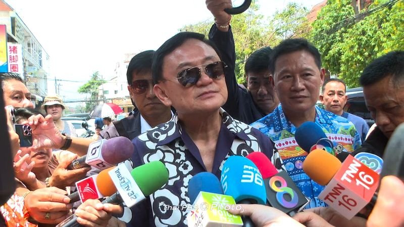 Dass Thaksin Shinawatra auf Kaution freigelassen wurde, ist nicht mehr als nur Zeitgewinn. Es hat eine gewisse Bedeutung, denn die „Geiselnahme“ (wenn man so will) bleibt unverändert, und Pheu Thai dürfte zu dem Schluss kommen, dass es ihm mehr nützt, wenn die Partei den Konservativen treu bleibt.