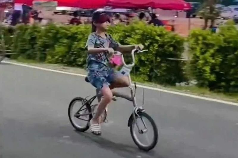 Eine thailändische Familie behauptete, ihr kleiner Sohn besitze eine übernatürliche Fähigkeit, die es ihm ermögliche, selbst mit geschlossenen Augen durch Objekte in über 300 Kilometer Entfernung hindurchzusehen.Der Twitter Account von Red Skull teilte ein Video, in dem der Junge seine angeblichen Superkräfte demonstriert.