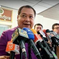 Justizminister Tawee Sodsong wollte sich am Dienstag nicht dazu äußern, ob der Vorwurf der Majestätsbeleidigung gegen den ehemaligen Premierminister Thaksin Shinawatra gerechtfertigt sei. Minister Tawee betonte, das Justizministerium werde sich nicht einmischen und fügte hinzu, der Fall liege in der Verantwortung des Generalstaatsanwalts, während Thaksin das Recht habe, Petitionen für eine faire Behandlung einzureichen.