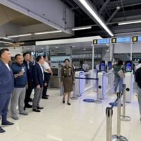 Der neue automatische Kanal für die Passkontrolle am Flughafen Suvarnabhumi wurde vor seiner offiziellen Einführung gestern von Wisanu Prasarttong-Osoth, dem Vorsitzenden der Airports of Thailand (AOT), persönlich getestet. Dieses hochmoderne System soll die Überlastung an den Einwanderungskontrollstellen verringern.