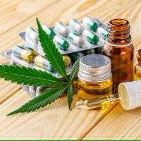 Gestern, am 6. Juni 2024 sprach Thailands Gesundheitsminister Somsak Thepsuthin über die mögliche Neueinstufung von Cannabis als Narkotikum des Typs 5. Thailändischen Nachrichtenquellen zufolge hat eine Anti-Cannabis Gruppe namens „Youth Network Against Cannabis (YNAC)“ eine von über 100.000 Menschen unterzeichnete Petition weitergeleitet, in der vorgeschlagen wird, den Cannabiskonsum außer aus medizinischen und gesundheitlichen Gründen zu verbieten.