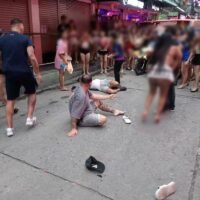Drei Briten wurden am Freitag, den 24. Mai, in der Helicopter Bar in Soi 6 in Pattaya wegen einer unbezahlten Barrechnung angegriffen. Einer der Männer liegt jetzt im Krankenhaus und kämpft um sein Leben, nachdem ihm einer der Sicherheitsleute gegen den Kopf getreten hat.