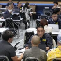 Ausländer, denen vorgeworfen wird, ein Geschäft ohne Genehmigung zu betreiben, wurden gestern am Freitag, den 31. Mai 2024, zum Central Investigation Bureau in Bangkok, Thailand, vorgeladen.