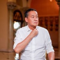 Eine am Sonntag vom Nationalen Institut für Entwicklung und Verwaltung (Nida) veröffentlichte Umfrage ergab, dass 28 Prozent der Befragten keinen Wechsel an der Spitze der Regierung erwarten, während weitere 28 Prozent ein gewisses Vertrauen in die Weiterführung des Regierungschefs haben.