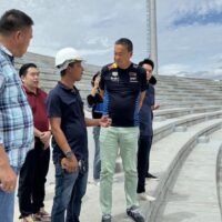 Premierminister Srettha Thavisin überprüft bei einem Besuch in Pattaya am Samstag den Baufortschritt eines Stadions mit 20.000 Sitzplätzen. Die Arbeiten auf der Baustelle begannen 2008, aber die ursprünglichen Auftragnehmer gaben das Projekt auf