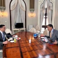 Thailands Premierminister Srettha Thavisin und der Gouverneur der Bank of Thailand (BoT), Sethaput Suthiwartnarueput, sind sich über das von der Regierung vorgeschlagene Almosenprogramm in Höhe von 500 Milliarden Baht uneinig.