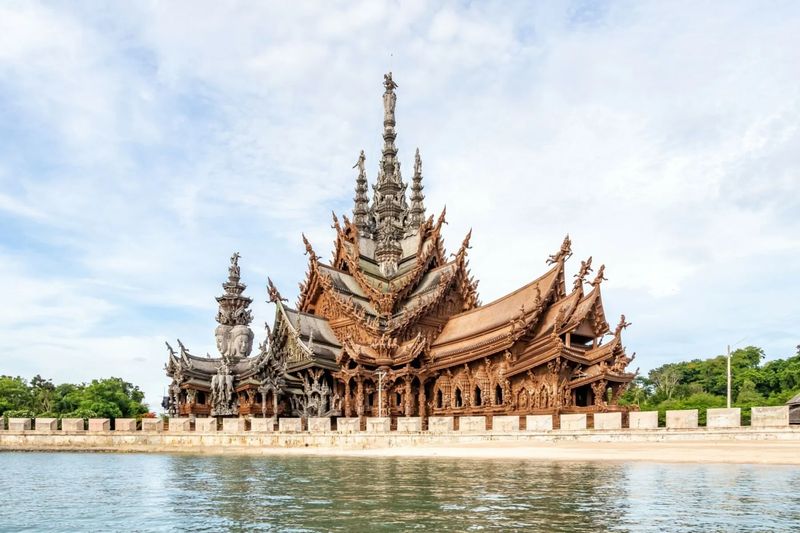 Die amerikanische Finanzwebseite Insider Monkey stufte Thailands Architektur in ihrer am 26. Mai veröffentlichten Liste der 10 Länder / Regionen mit der besten Architektur Asiens auf Platz 2 ein.Der Artikel von Insider Monkey befasste sich mit asiatischen Architekturstilen und ihrem Wert auf der internationalen Bühne.