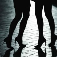 Sexarbeiterinnen in Bangkok sagen, sie fühlen sich unsicher, da sie Fälle von Übergriffen nicht bei der Polizei melden können, ohne Angst haben zu müssen, wegen Prostitution strafrechtlich verfolgt zu werden. In Thailand wird jeder über 16 Jahren, der „von den Einkünften einer Prostituierten lebt“, gemäß dem Strafgesetzbuch zu sieben bis zwanzig Jahren Gefängnis und einer Geldstrafe zwischen 14.000 und 40.000 Baht verurteilt. Wer andere zur Prostitution zwingt, kann mit lebenslanger Haft bestraft werden.