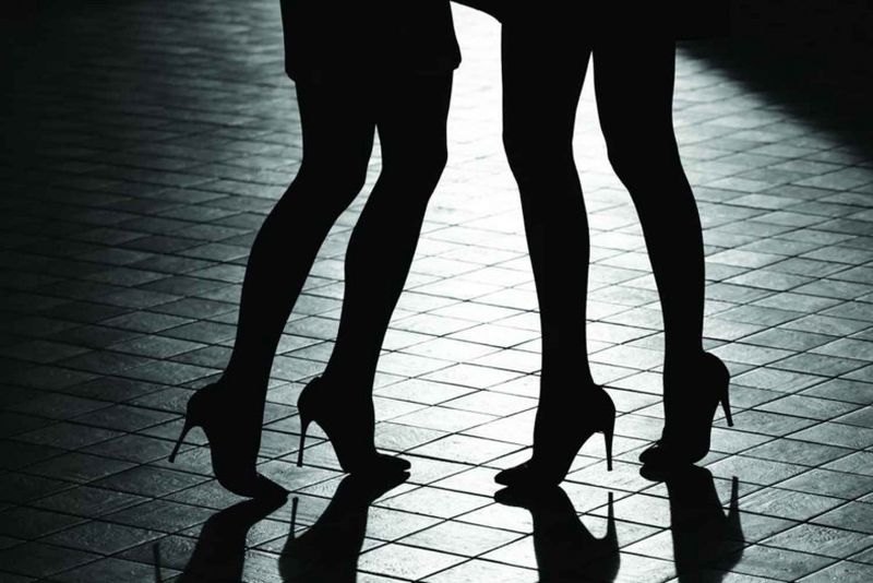 Sexarbeiterinnen in Bangkok sagen, sie fühlen sich unsicher, da sie Fälle von Übergriffen nicht bei der Polizei melden können, ohne Angst haben zu müssen, wegen Prostitution strafrechtlich verfolgt zu werden.In Thailand wird jeder über 16 Jahren, der „von den Einkünften einer Prostituierten lebt“, gemäß dem Strafgesetzbuch zu sieben bis zwanzig Jahren Gefängnis und einer Geldstrafe zwischen 14.000 und 40.000 Baht verurteilt. Wer andere zur Prostitution zwingt, kann mit lebenslanger Haft bestraft werden.
