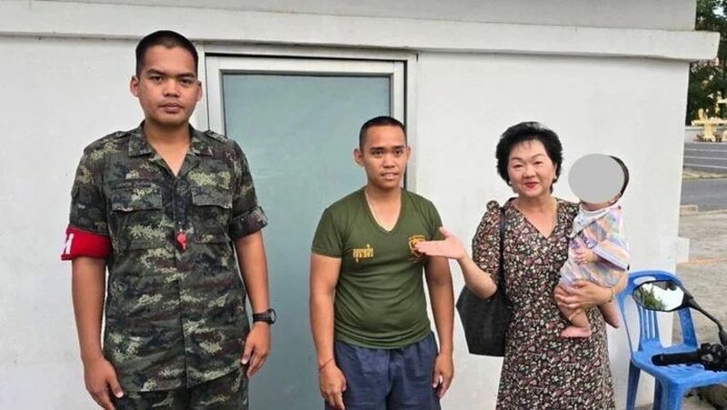 Ein hochrangiger Militärbeamter lobte zwei Soldaten dafür, dass sie einem Markthändler eine verlorene Brieftasche mit Wertgegenständen zurückgegeben hatten . Der herzerwärmende Vorfall ereignete sich gestern auf dem Markt in Nong Phai Lom, Nakhon Ratchasima, wo Sergeant Parinya Chongsangaunklang und Private Tewarat Singthong Dienst hatten.