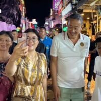 Nachdem Srettha von Betreibern und Händlern entlang der Walking Street erfahren hatte, dass die Zahl der Besucher aus Europa zurückgeht, sagte er, er werde das Tourismus- und Sportministerium anweisen, Maßnahmen zu ergreifen, um europäische Touristen anzulocken.