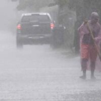 Die Wetterdienstbehörde hat eine Unwetterwarnung herausgegeben und prognostiziert schwere Regenfälle in 46 Provinzen, darunter Bangkok. Rund 70 Prozent der Fläche dürften von Starkregen betroffen sein. Die Einwohner werden aufgefordert, Vorsichtsmaßnahmen gegen mögliche Sturzfluten und Waldabschmelzungen zu ergreifen.