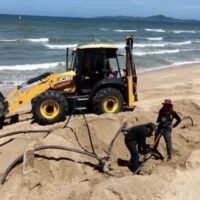 Ein Bagger, der an einem Strand in Pattaya grub, riss versehentlich das Stromkabel nach Ko Larn heraus, was zu einem stundenlangen Stromausfall führte und dazu, dass Touristen von den Hotels die Rückerstattung ihrer Zimmermiete verlangten.