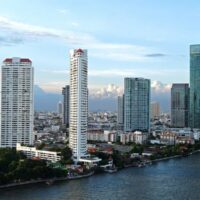 Der thailändische Hotelverband (THA) hat den Plan der Regierung, ausländischen Eigentumsanteilen von bis zu 75 % an Eigentumswohnungen zu erlauben, offen kritisiert. Der Verband befürchtet, dass der Vorschlag einen scharfen Preiswettbewerb auslösen und den Hotelmarkt stören könnte. Die Bedenken wurden während eines kürzlich abgehaltenen Treffens geäußert, bei dem es um wichtige Branchenthemen ging.