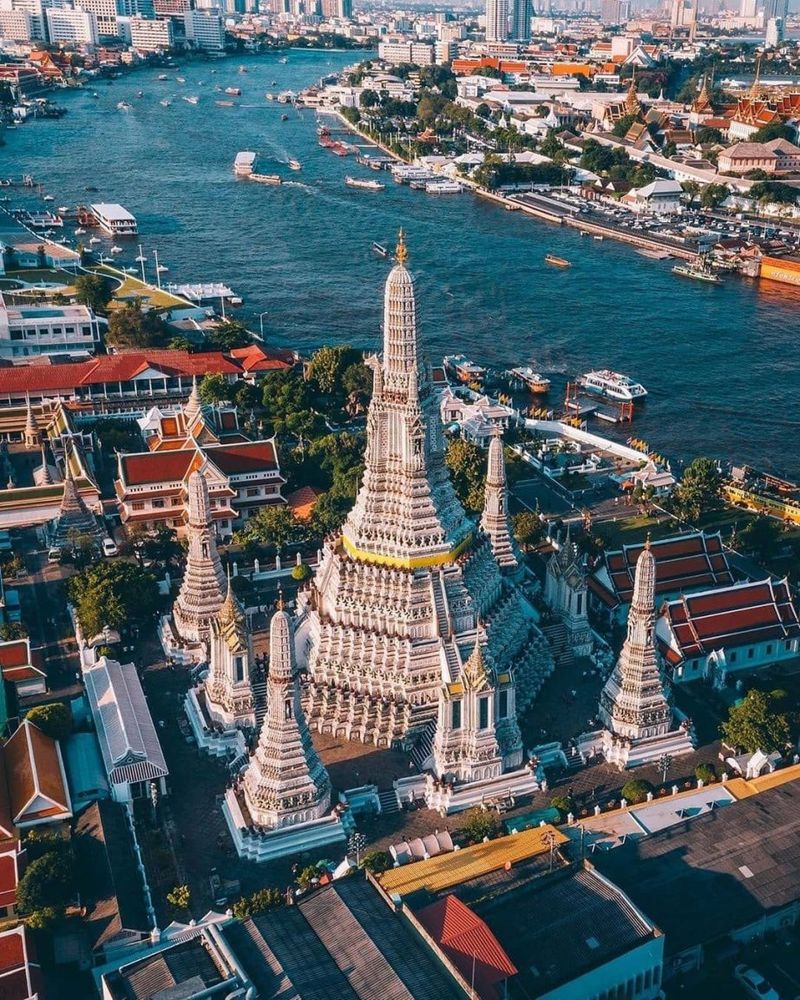 Die thailändische Regierung hat neue Steuermaßnahmen eingeführt, um den Tourismussektor in der Nebensaison anzukurbeln. Der stellvertretende Finanzminister Paopoom Rojanasakul bestätigte heute, dass diese Anreize von Mai bis November gelten und darauf abzielen, den Inlandstourismus anzukurbeln und die Wirtschaft anzukurbeln.