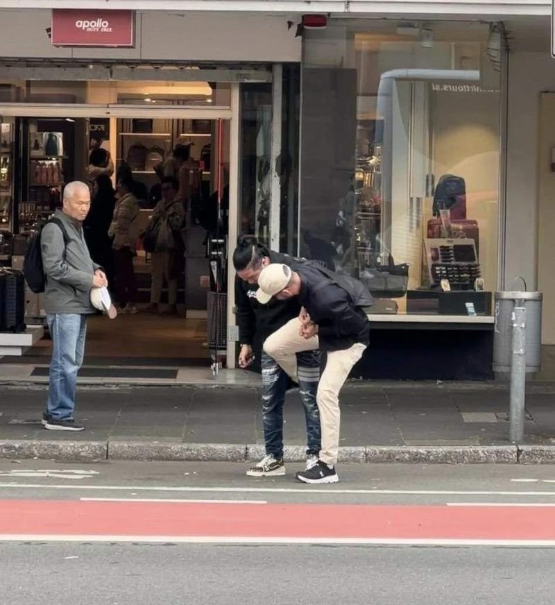 Einem bekannten thailändischen Influencer wurde angeblich seine Luxusuhr im Wert von 6 Millionen Baht gestohlen, als er in der Nähe der Frankfurter Paulskirche spazieren ging. Der Influencer, Paris Sittisarn, auch bekannt als Addzest Carcolor, hat eine Belohnung von 1 Million Baht für jede Hilfe bei der Wiederbeschaffung des gestohlenen Gegenstands ausgesetzt.