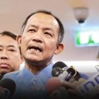 Der thailändische Aktivist Srisuwan Janya hat beim Zentralen Verwaltungsgericht beantragt, die Versteigerung von rund 15.000 Tonnen Reis durch das Handelsministerium zu stoppen, der seit über einem Jahrzehnt in Lagern lagert. Der Reis stammt aus dem umstrittenen Reispfandprogramm der Regierung von Yingluck Shinawatra.