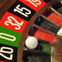 Thailand rückt der Legalisierung großer Unterhaltungskomplexe, zu denen auch Casinos gehören, immer näher, so der stellvertretende Finanzminister Julapun Amornvivat. Der endgültige Entwurf des Gesetzes, das den Weg für diese Entwicklungen ebnet, soll in den nächsten drei bis vier Wochen vom Kabinett geprüft werden.