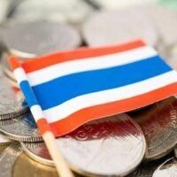 Das thailändische Finanzamt wird ein Gesetz ändern, um Einzelpersonen mit ausländischem Einkommen zu besteuern, auch wenn dieses Einkommen nicht nach Thailand gebracht wird. Der Generaldirektor der Finanzbehörde, Kulaya Tantitemit, erklärte, dass das aktuelle Steuergesetz Personen, die sich mehr als 180 Tage im Jahr in Thailand aufhalten, dazu verpflichtet, Steuern auf ausländische Einkünfte zu zahlen, wenn diese in das Land gebracht werden.