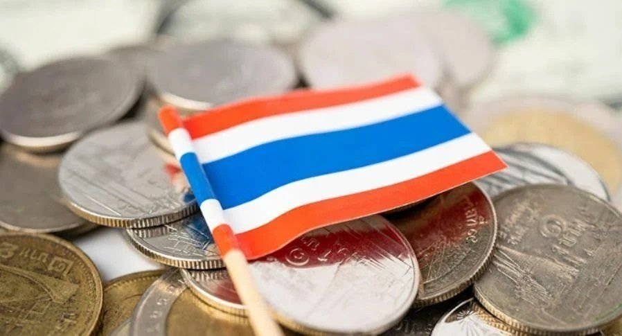 Das thailändische Finanzamt wird ein Gesetz ändern, um Einzelpersonen mit ausländischem Einkommen zu besteuern, auch wenn dieses Einkommen nicht nach Thailand gebracht wird. Der Generaldirektor der Finanzbehörde, Kulaya Tantitemit, erklärte, dass das aktuelle Steuergesetz Personen, die sich mehr als 180 Tage im Jahr in Thailand aufhalten, dazu verpflichtet, Steuern auf ausländische Einkünfte zu zahlen, wenn diese in das Land gebracht werden.