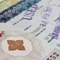 Regierungssprecher Chai Watcharong gab nach einer Kabinettssitzung neue Maßnahmen zur Visavergabe bekannt , die den Tourismus ankurbeln und Thailands Wirtschaft stimulieren sollen. Während viele spezifische Details der Visa und mögliche Regelungen noch unter Verschluss bleiben, werden Anfang nächsten Monats weitere Informationen erwartet.