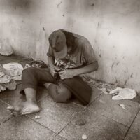 In Thailands belebten Straßen wimmelt es von Bettlern, und die neuesten Statistiken offenbaren einen alarmierenden Trend: Fast 30 % von ihnen sind Ausländer. Diese Enthüllung machte Varawut Silpa-archa, Minister für soziale Entwicklung und menschliche Sicherheit, gestern, am 11. Juni, als Reaktion auf eine Flut von Beschwerden in den sozialen Medien über den Zustrom, insbesondere vor den großen Einkaufszentren Bangkoks.