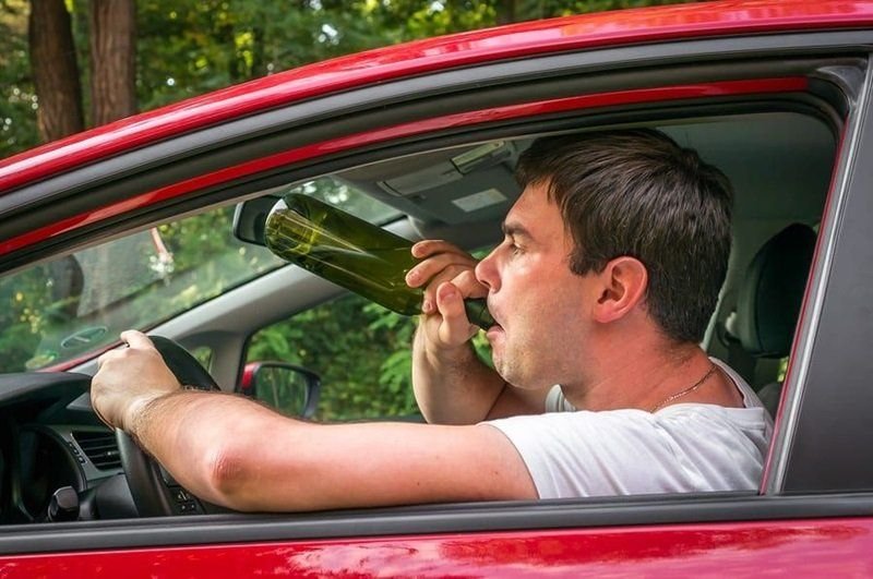 Die Regierung hat Maßnahmen ergriffen, um die Strafen für betrunkene Fahrer, die Unfälle und Verletzungen verursachen, zu verschärfen. Die Don't Drive Drunk Foundation (DDD) schlug strengere Strafen für Alkoholdelikte vor und legte dem Ausschuss zur Überprüfung von Änderungen des Alkoholkontrollgesetzes eine Petition vor.