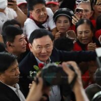 Es wird erwartet, dass Anhänger der Rothemden Bewegung am Dienstagmorgen vor dem Strafgerichtshof erscheinen werden, um ihre Unterstützung für den ehemaligen Premierminister Thaksin Shinawatra zu zeigen. Dieser soll die Entscheidung der Generalstaatsanwaltschaft in einem gegen ihn verhängten Verfahren wegen Majestätsbeleidigung anhören.