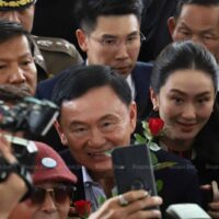 Das Strafgericht hat den ehemaligen Premierminister Thaksin Shinawatra gegen eine Kaution von 500.000 Baht freigelassen, nachdem er im Zusammenhang mit Äußerungen während eines Interviews im Jahr 2015 wegen Majestätsbeleidigung und Computerkriminalität angeklagt worden war.