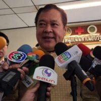 Justizminister Tawee Sodsong äußerte sich weiterhin wortkarg zu der umstrittenen Anklage wegen Majestätsbeleidigung gegen den ehemaligen Premierminister Thaksin Shinawatra. Tawee betonte, dass sich das Justizministerium in diesem Fall, der die Nation in Atem hielt, nicht einmischen werde. Der Fall liege in der Zuständigkeit des Generalstaatsanwalts, während Thaksin sich das Recht vorbehalte, eine faire Behandlung zu beantragen.