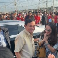 Thaksin Shinawatra, der ehemalige Premierminister, hat bestätigt, dass er am 18. Juni vor dem Strafgericht erscheinen wird, um offiziell wegen Majestätsbeleidigung angeklagt zu werden. Die Anklage folgt auf Äußerungen, die er vor etwa 14 Jahren in einem Interview mit einer südkoreanischen Zeitung gemacht hatte. Thaksin hatte zuvor einen geplanten Auftritt am 29. Mai unter Berufung auf eine Erkrankung an COVID-19 versäumt.